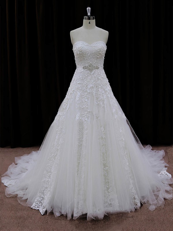 Sweetheart Lace-up Ivory Lace Tulle Appliques Lace Chapel Train Wedding Dresses